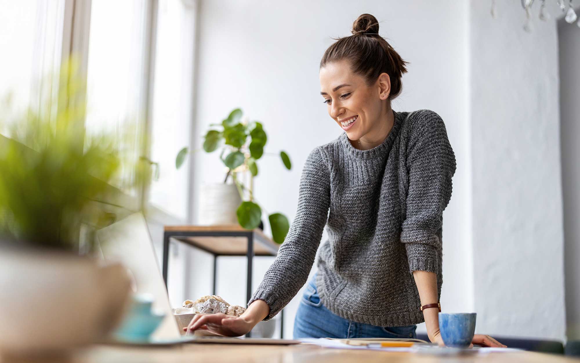 Eine Frau und ein Mann arbeiten im Büro