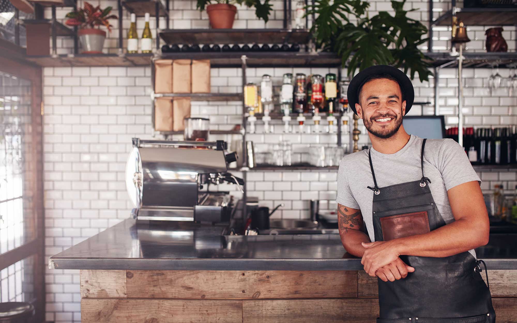 Ein junger Mann hat die Idee, sich mit einem Café selbstständig zu machen, umgesetzt. 