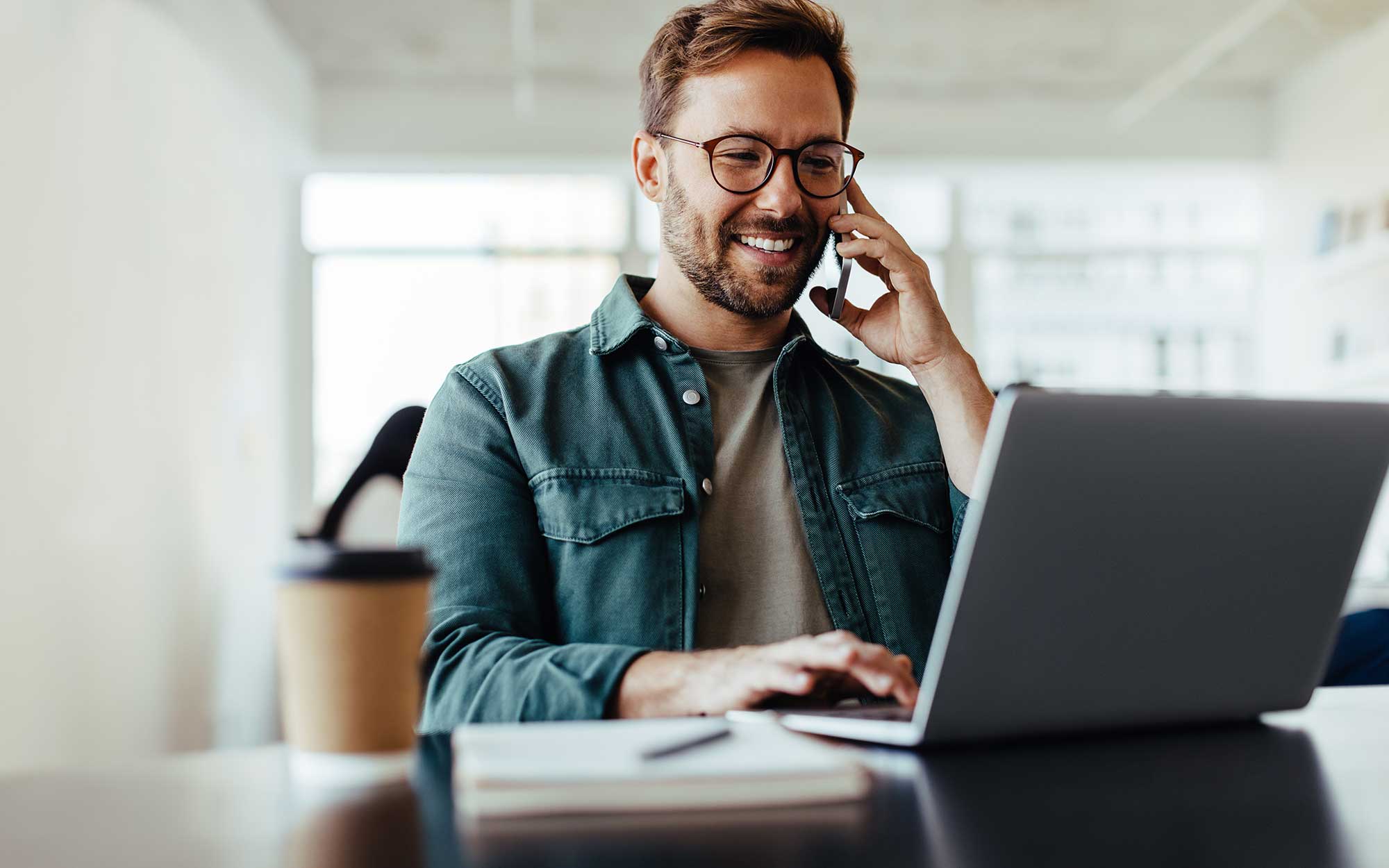 Ein Mann bittet das Finanzamt per Telefon um Aufschub der Frist für seine Steuererklärung für Selbstständige.